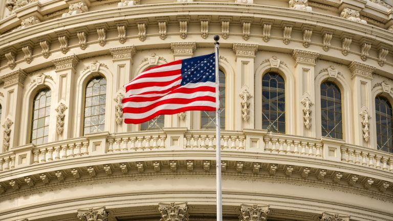 Community Banks Stall Clarity Act Over Stablecoin Rewards